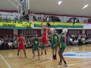 Básquet: Huracán se quedó con el primer clásico en los Play Off