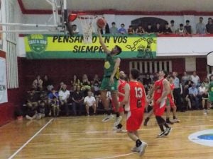 Básquet: Huracán se quedó con el primer clásico en los Play Off