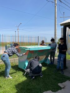 Intervención artística de estudiantes de la EESEA 1 en contenedor de Transportes Malvinas
