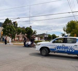 Accidente de un ciclista en Av. Belgrano. Fue derivado al Hospital Pirovano por lesiones leves