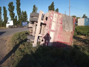 Volcó un acoplado en el acceso a la Axion de ruta 228