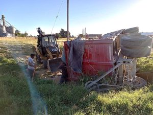Volcó un acoplado en el acceso a la Axion de ruta 228