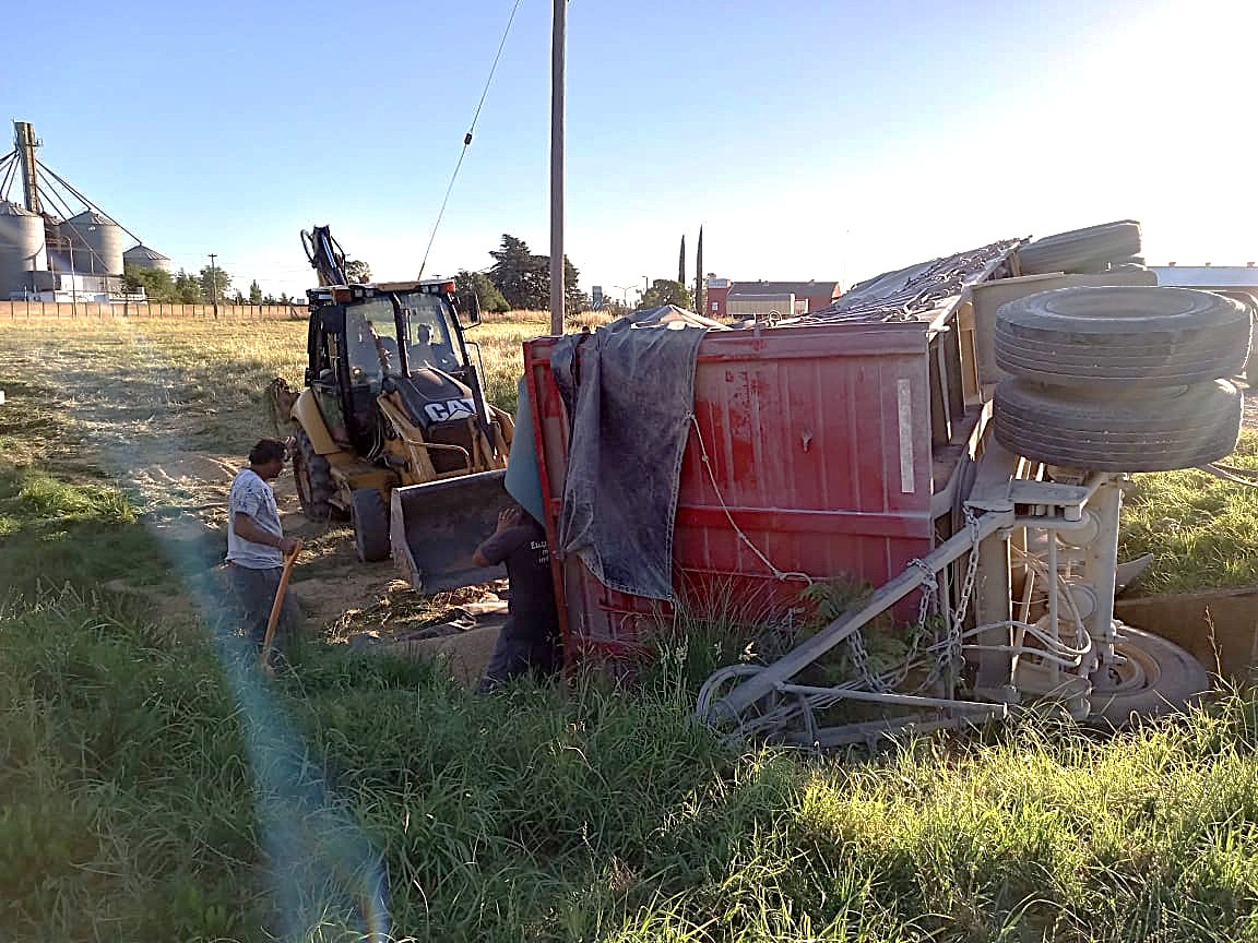 Volcó un acoplado en el acceso a la Axion de ruta 228