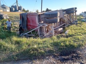 Volcó un acoplado en el acceso a la Axion de ruta 228