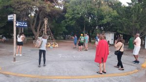 (video) Iluminaron el árbol navideño en la Plaza Luis Piedra buena de Claromecó