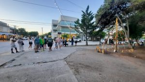 (video) Iluminaron el árbol navideño en la Plaza Luis Piedra buena de Claromecó
