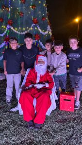 Bellocq iluminó su árbol navideño