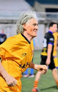 (audio) Tiene 84 años, sigue jugando al fútbol y desafiando al tiempo