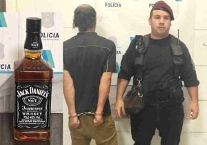 Tenía pedido de captura y cayó por llevarse una botella de bebida sin pagar