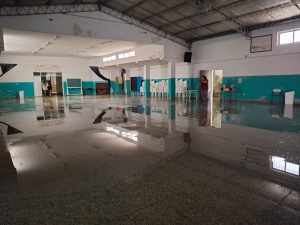 Bomberos trabajaron en la Escuela 16. Ingresó agua por los patios (video)