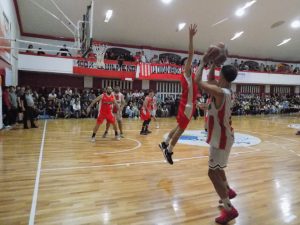 Básquet: Huracán pegó primero en la Final