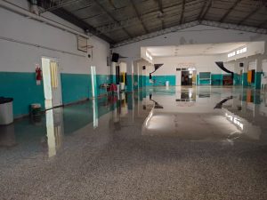Bomberos trabajaron en la Escuela 16. Ingresó agua por los patios (video)