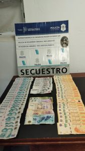 Aprehendieron a una mujer acusada de robarle más de 400 mil pesos a un adulto mayor