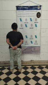 Aprehendieron a una mujer acusada de robarle más de 400 mil pesos a un adulto mayor