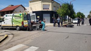 (videos) Accidente en Av. Belgrano y B. Mitre. Motociclista trasladado con lesiones leves