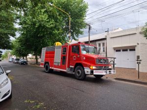 Bomberos trabajaron en la Escuela 16. Ingresó agua por los patios (video)