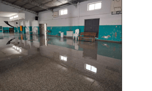 Bomberos trabajaron en la Escuela 16. Ingresó agua por los patios (video)