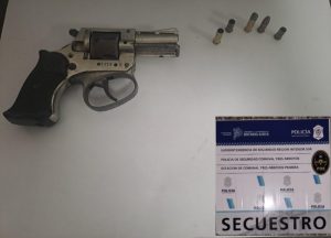 Disparó intimidando a un menor y quedó preso. También su hijo que pretendió ocultar el arma