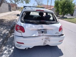 Grave accidente entre una moto y un remis en calle French