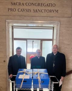 EXCLUSIVO Roma: Monseñor Olivera entregó el proceso Diocesano de beatificación del Coronel Larrabure