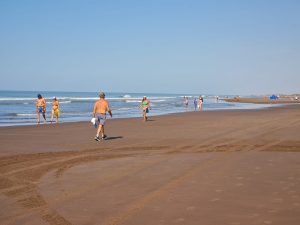 Domingo de playa ideal en Claromecó: entre el calor y la calma del mar