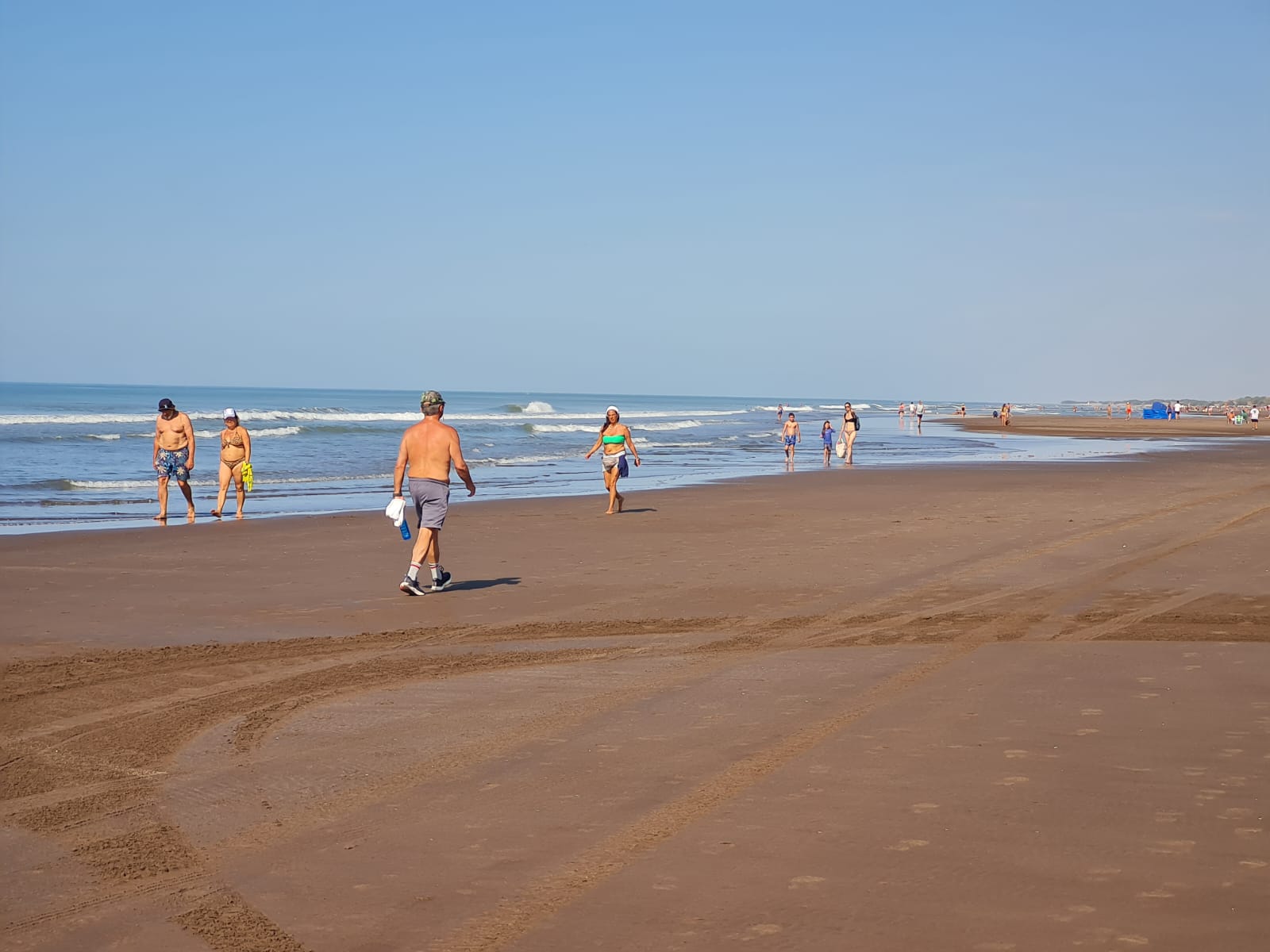 Domingo de playa ideal en Claromecó: entre el calor y la calma del mar