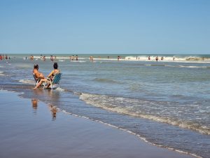 Claromecó: Guardavidas trabajaron en el rescate de cuatro jóvenes en el mar (video)