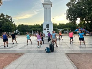 En Chaves, el “Taller de Ritmos” transforma la Plaza 25 de Mayo en un espacio de encuentro