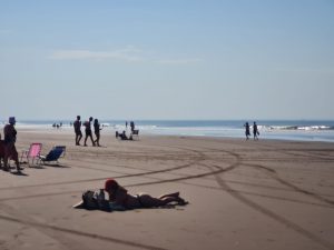 Domingo de playa ideal en Claromecó: entre el calor y la calma del mar
