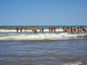 Claromecó: Guardavidas trabajaron en el rescate de cuatro jóvenes en el mar (video)