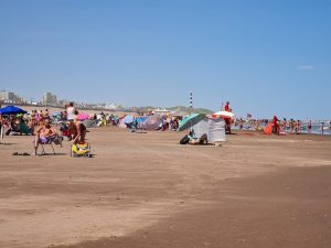 Claromecó: Guardavidas trabajaron en el rescate de cuatro jóvenes en el mar (video)