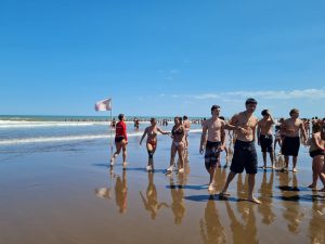 Claromecó: Guardavidas trabajaron en el rescate de cuatro jóvenes en el mar (video)