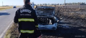 Ardió auto en banquina de Ruta 73 y afectó un lote de rastrojo