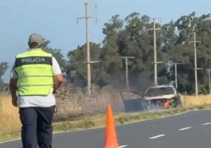 Ardió auto en banquina de Ruta 73 y afectó un lote de rastrojo