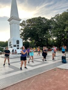 En Chaves, el “Taller de Ritmos” transforma la Plaza 25 de Mayo en un espacio de encuentro
