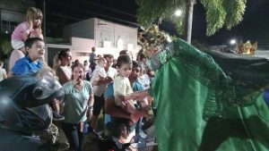 (videos)Multitudinario acompañamiento a la Caravana de Reyes Magos