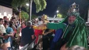 (videos)Multitudinario acompañamiento a la Caravana de Reyes Magos