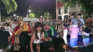 (videos)Multitudinario acompañamiento a la Caravana de Reyes Magos