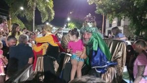 (videos)Multitudinario acompañamiento a la Caravana de Reyes Magos