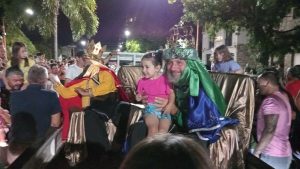 (videos)Multitudinario acompañamiento a la Caravana de Reyes Magos