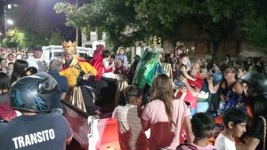 (videos)Multitudinario acompañamiento a la Caravana de Reyes Magos