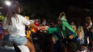 (videos)Multitudinario acompañamiento a la Caravana de Reyes Magos