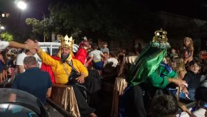 (videos)Multitudinario acompañamiento a la Caravana de Reyes Magos