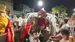 (videos)Multitudinario acompañamiento a la Caravana de Reyes Magos