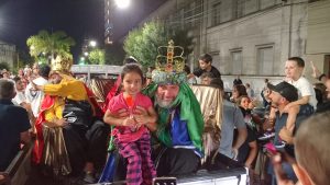(videos)Multitudinario acompañamiento a la Caravana de Reyes Magos