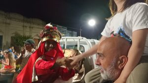 (videos)Multitudinario acompañamiento a la Caravana de Reyes Magos