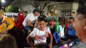 (videos)Multitudinario acompañamiento a la Caravana de Reyes Magos