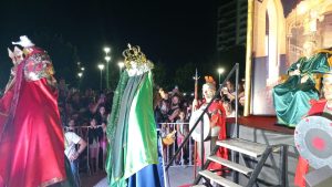 (videos)Multitudinario acompañamiento a la Caravana de Reyes Magos