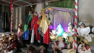 (videos)Multitudinario acompañamiento a la Caravana de Reyes Magos
