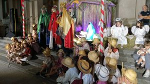 (videos)Multitudinario acompañamiento a la Caravana de Reyes Magos